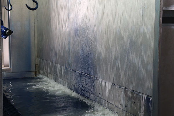 噴漆產生的油漆氣霧被水簾吸收