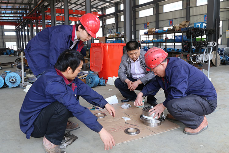 我公司員工逐個進(jìn)行現(xiàn)場拆裝操作，由廠方技術(shù)人員觀察指導(dǎo)