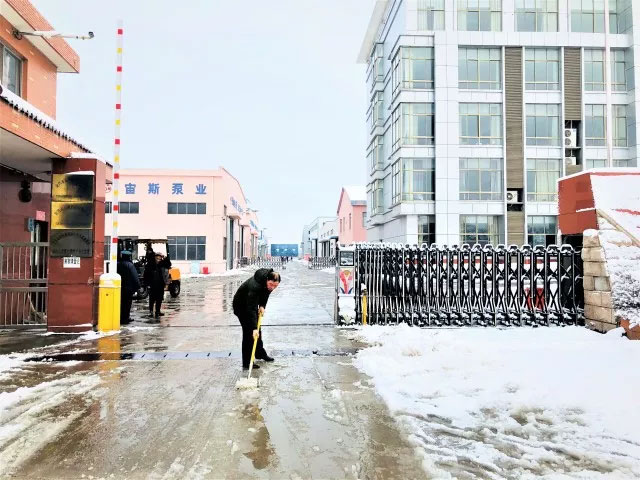 大雪覆蓋道路，員工合力鏟雪