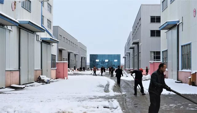 大雪覆蓋道路，員工合力鏟雪