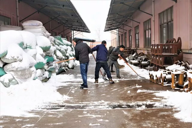大雪覆蓋道路，員工合力鏟雪