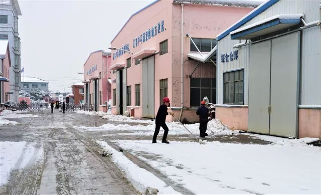大雪覆蓋道路，員工合力鏟雪
