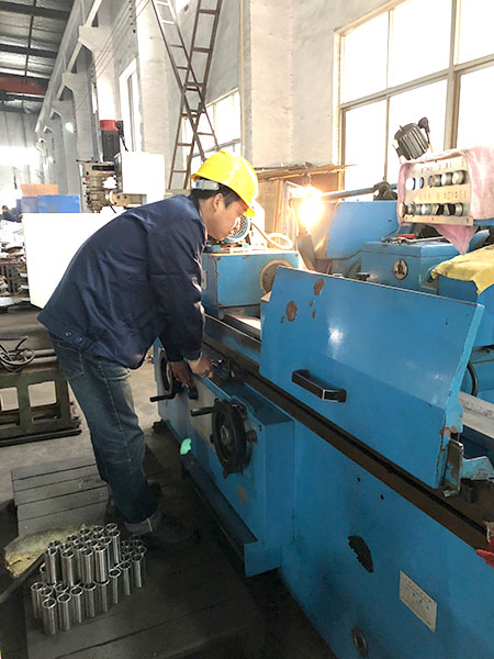 新威集團員工在宙斯泵業(yè)考場進行機床操作考試